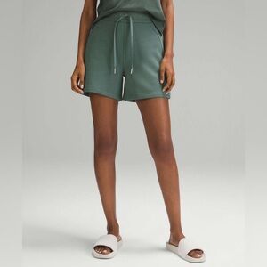 C - Lululemon Scuba High-Rise Short 5"
Medium Forest